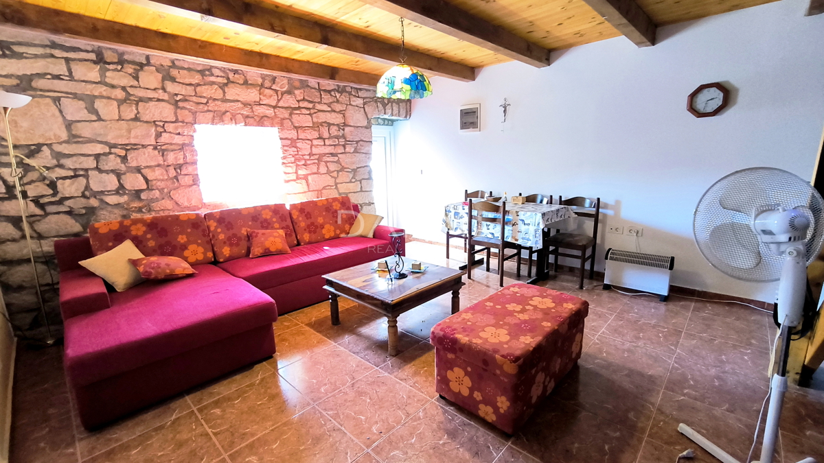 ISTRA, MARČANA - obnovljena istarska hiša z lepim dvoriščem, bližina plaže