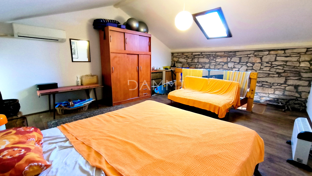 ISTRA, MARČANA - obnovljena istarska hiša z lepim dvoriščem, bližina plaže