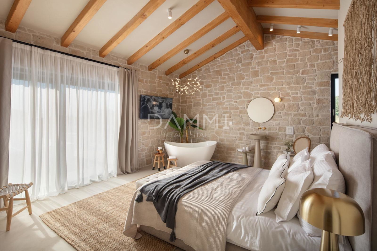 ISTRA, TINJAN - Dizajnerska vila z bazenom in wellnessom