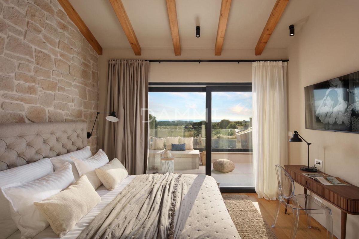 ISTRA, TINJAN - Dizajnerska vila z bazenom in wellnessom