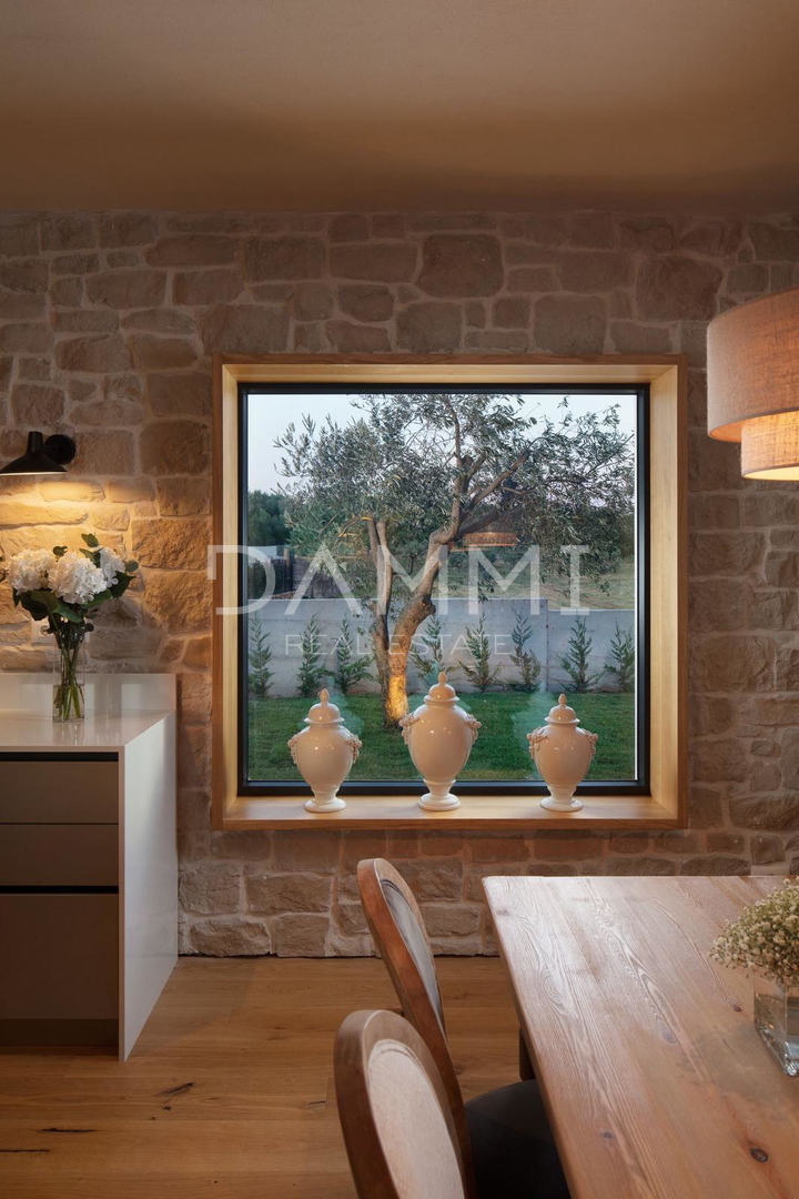 ISTRA, TINJAN - Dizajnerska vila z bazenom in wellnessom