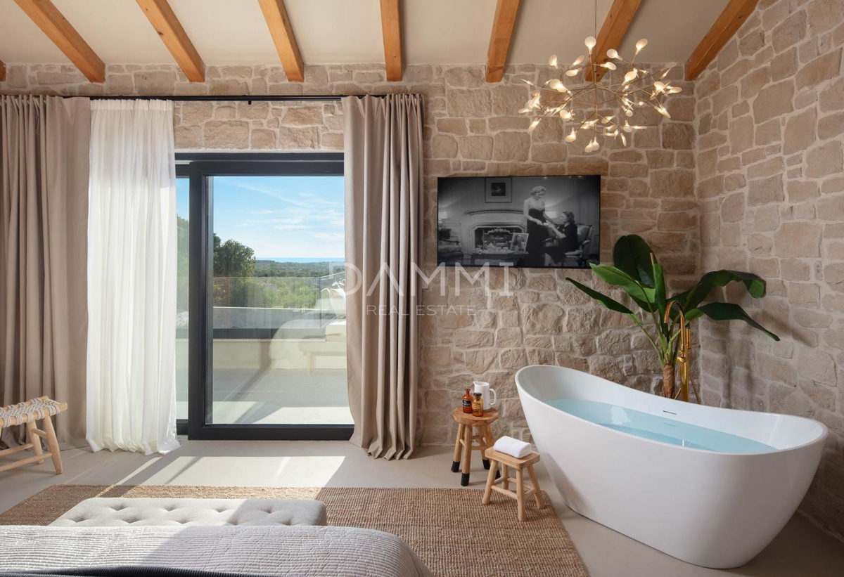 ISTRA, TINJAN - Dizajnerska vila z bazenom in wellnessom