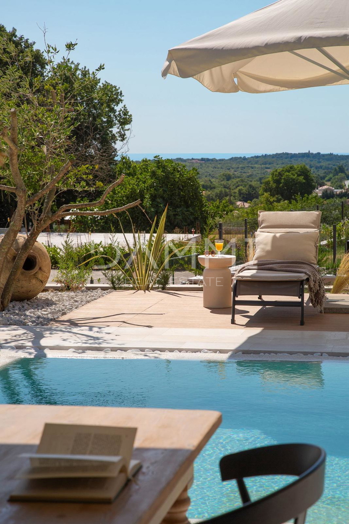 ISTRA, TINJAN - Dizajnerska vila z bazenom in wellnessom