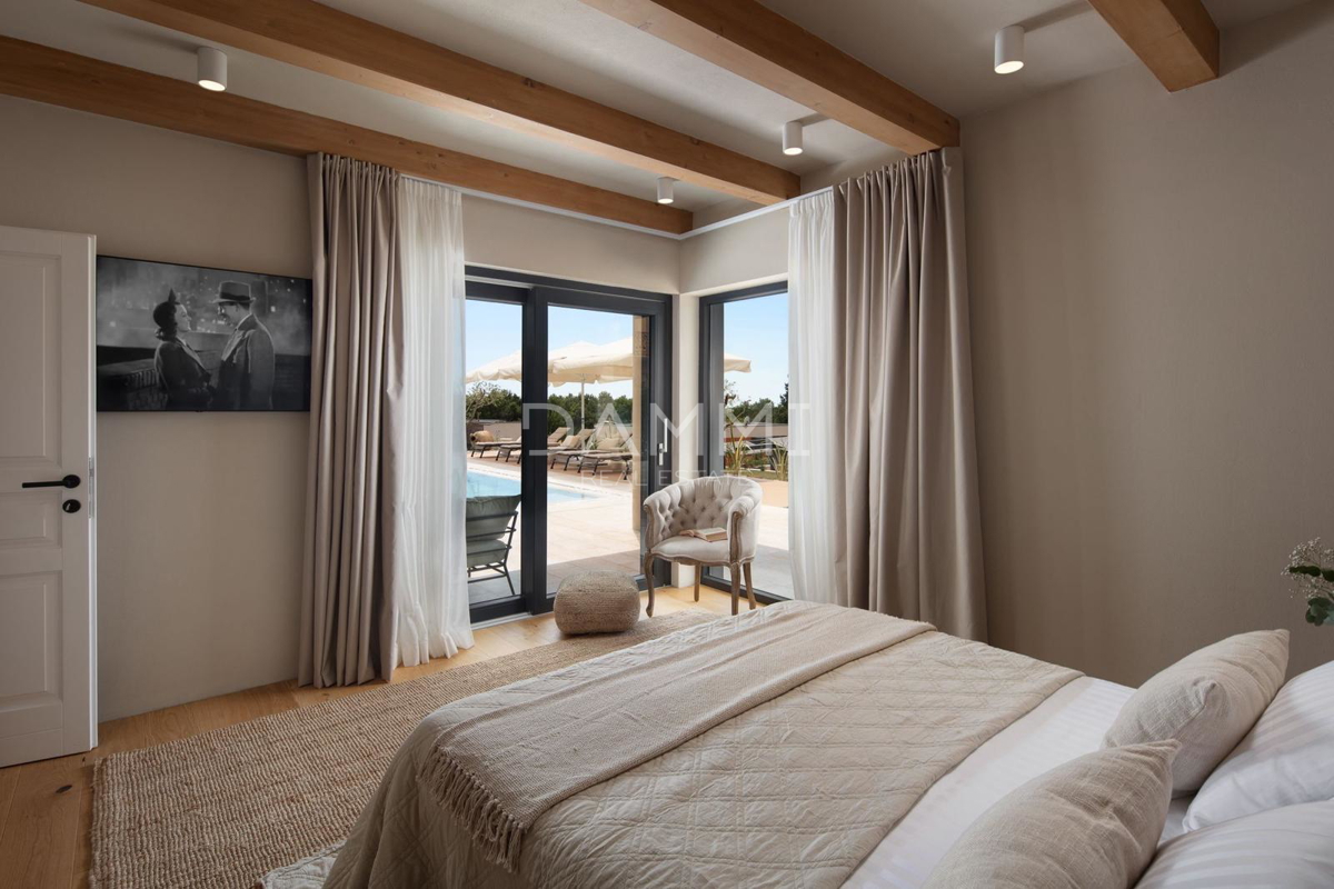 ISTRA, TINJAN - Dizajnerska vila z bazenom in wellnessom