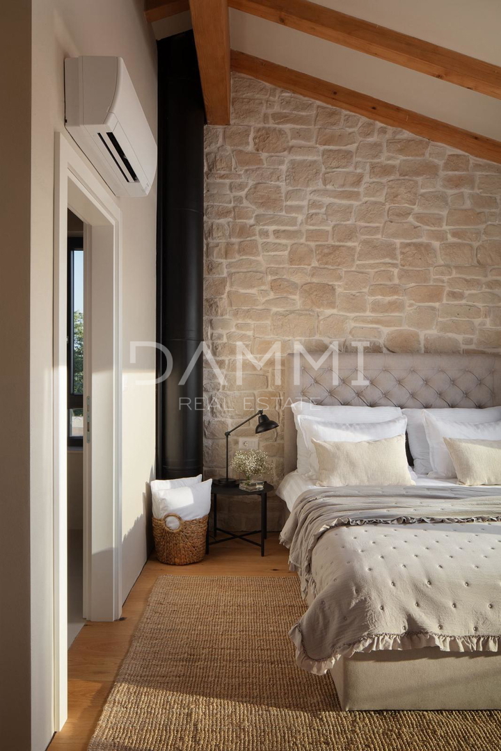 ISTRA, TINJAN - Dizajnerska vila z bazenom in wellnessom