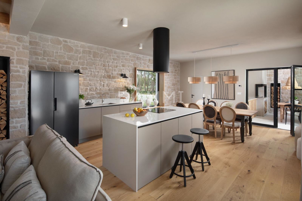 ISTRA, TINJAN - Dizajnerska vila z bazenom in wellnessom