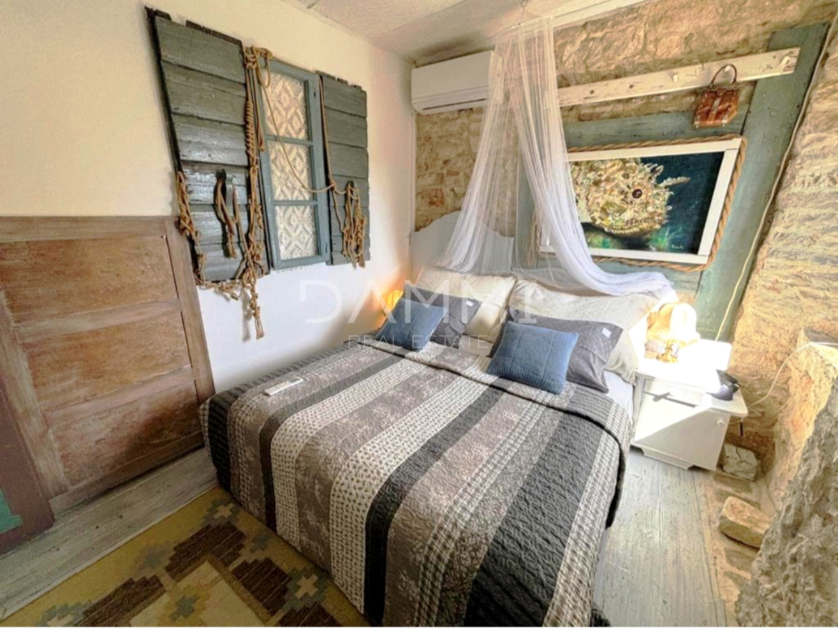 Istra, Krnica - čudovita kamnita hiša s bazenom