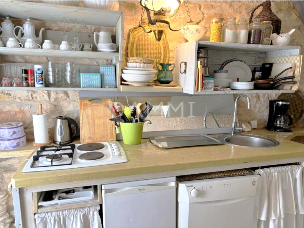 Istra, Krnica - čudovita kamnita hiša s bazenom