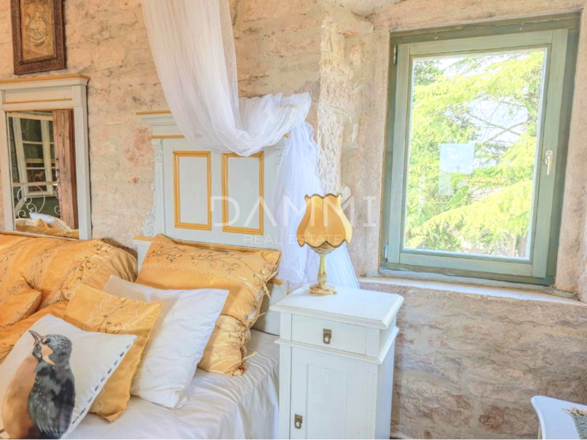 Istra, Krnica - čudovita kamnita hiša s bazenom