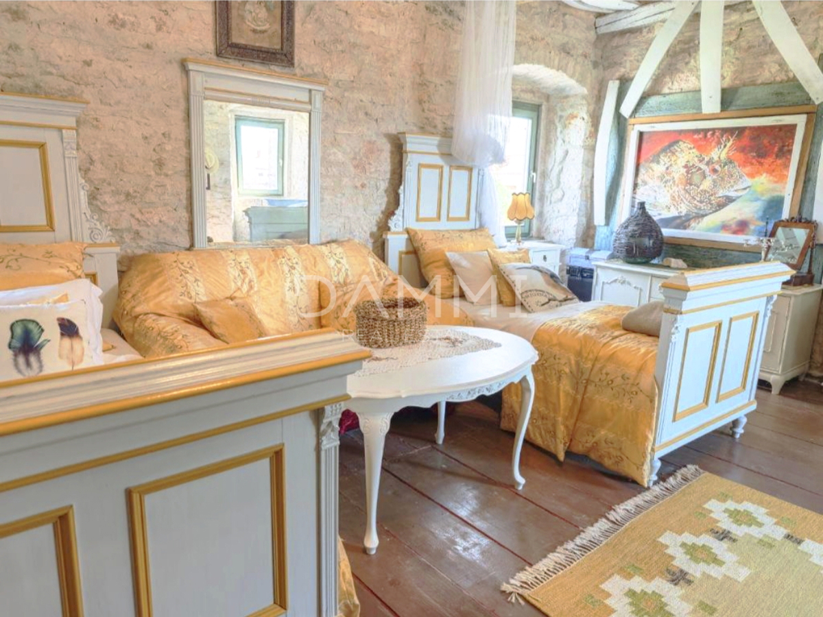 Istra, Krnica - čudovita kamnita hiša s bazenom