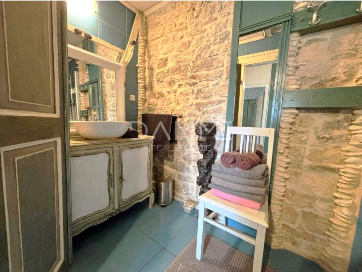 Istra, Krnica - čudovita kamnita hiša s bazenom