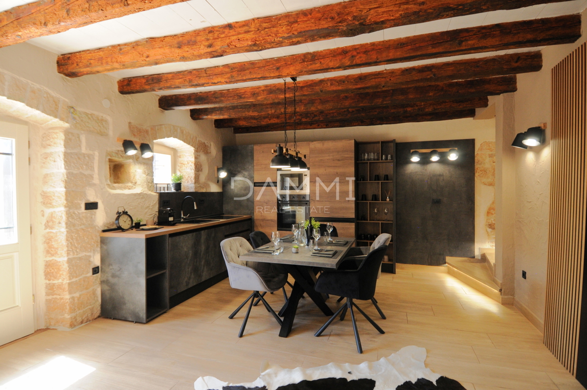 ISTRA, VIŠNJAN - KAMNITA ISTRSKA HIŠA S BAZENOM