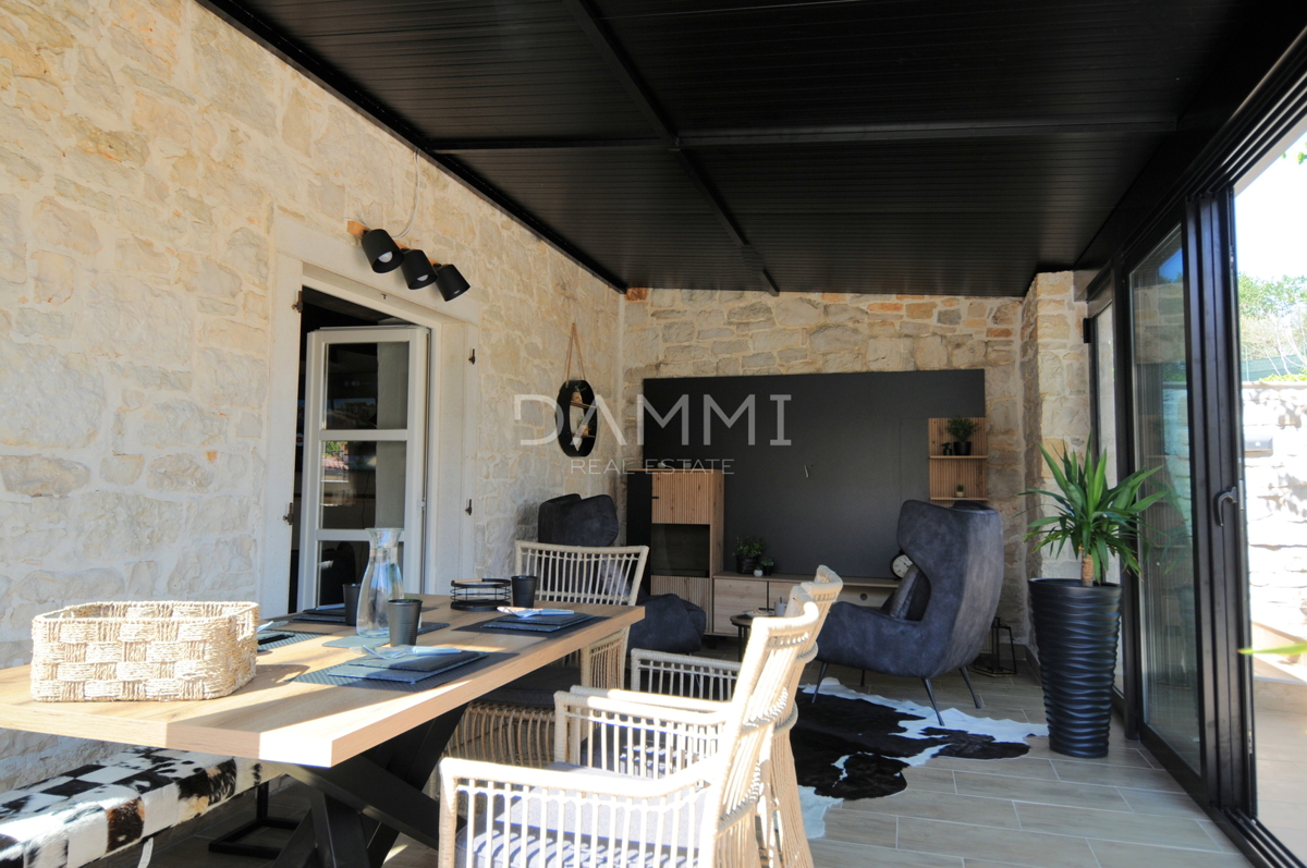 ISTRA, VIŠNJAN - KAMNITA ISTRSKA HIŠA S BAZENOM