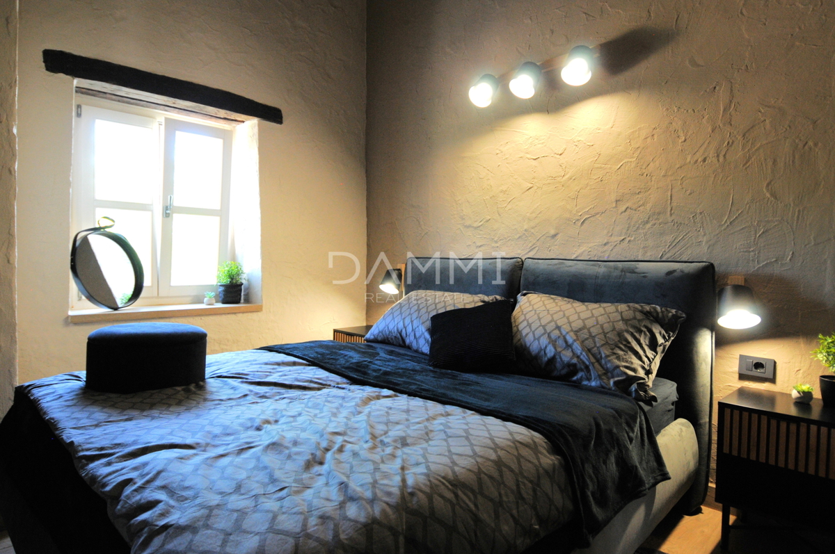 ISTRA, VIŠNJAN - KAMNITA ISTRSKA HIŠA S BAZENOM