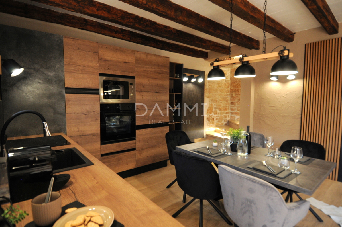 ISTRA, VIŠNJAN - KAMNITA ISTRSKA HIŠA S BAZENOM