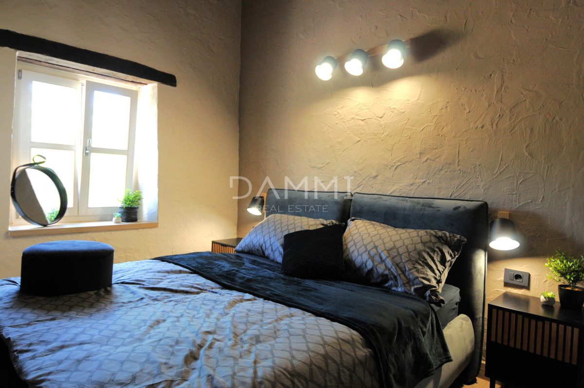 ISTRA, VIŠNJAN - KAMNITA ISTRSKA HIŠA S BAZENOM