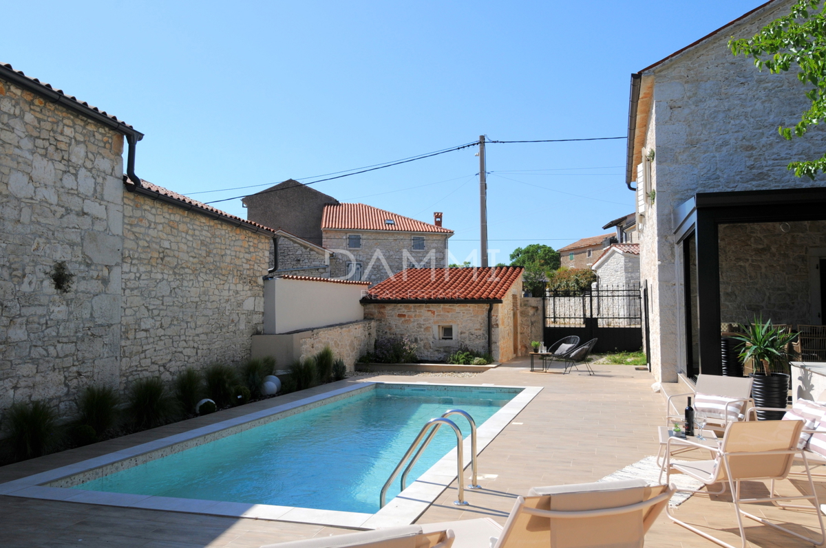 ISTRA, VIŠNJAN - KAMNITA ISTRSKA HIŠA S BAZENOM