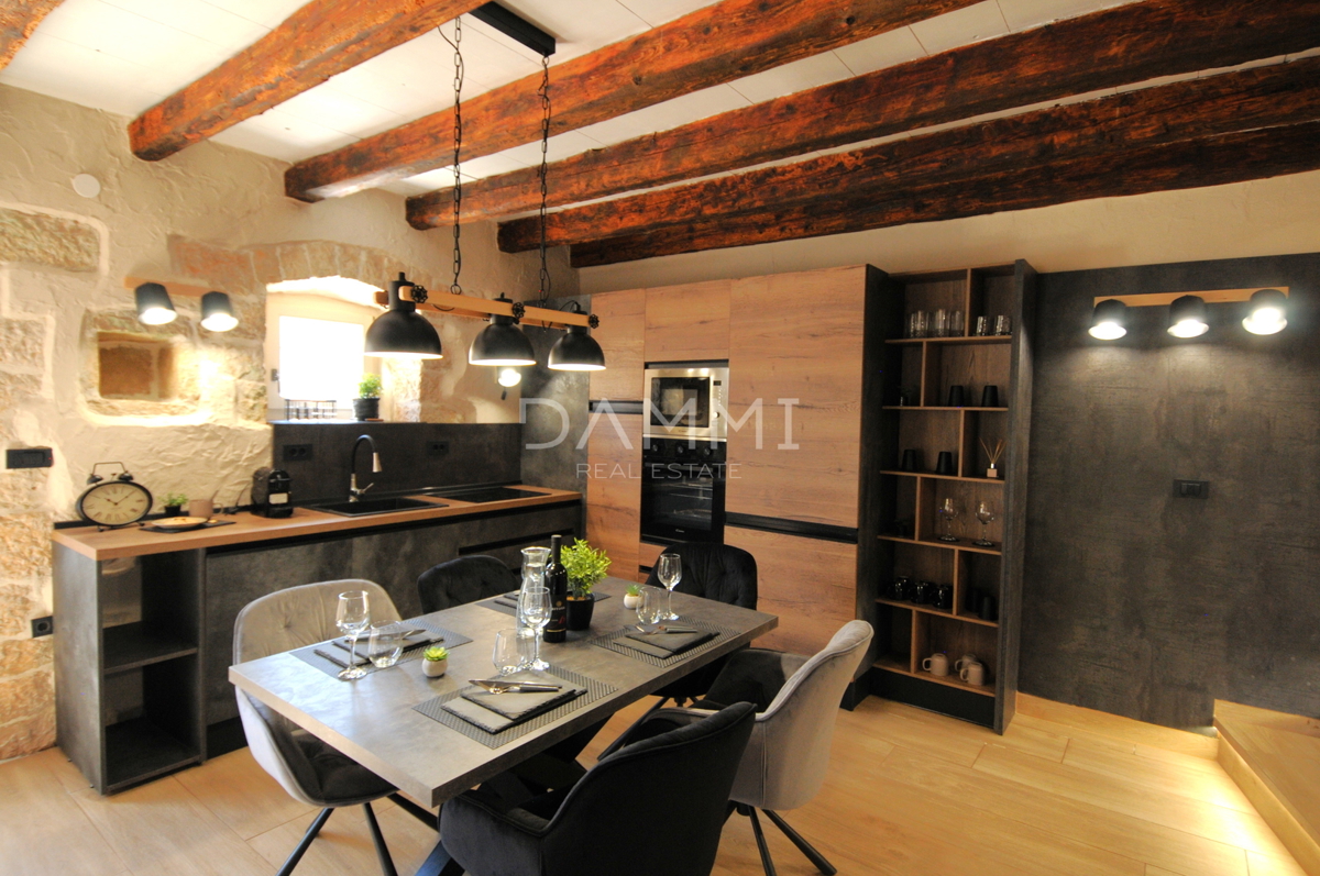 ISTRA, VIŠNJAN - KAMNITA ISTRSKA HIŠA S BAZENOM