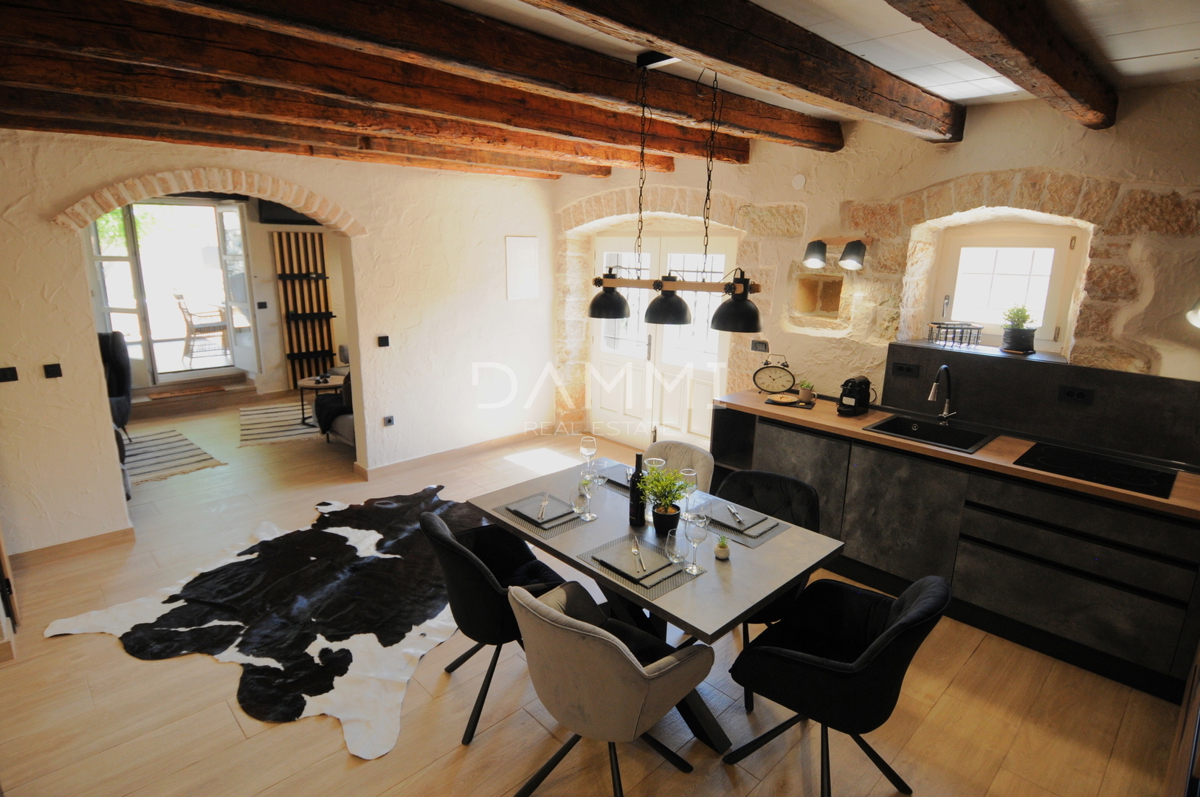 ISTRA, VIŠNJAN - KAMNITA ISTRSKA HIŠA S BAZENOM