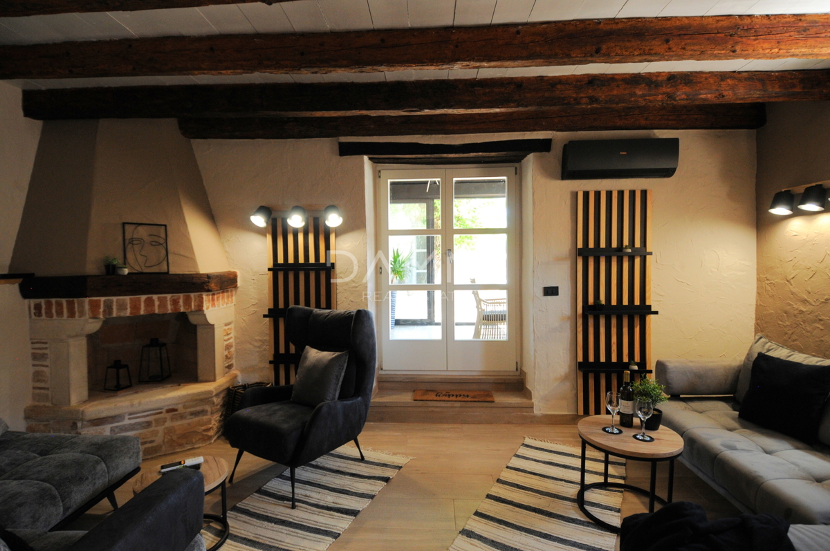 ISTRA, VIŠNJAN - KAMNITA ISTRSKA HIŠA S BAZENOM