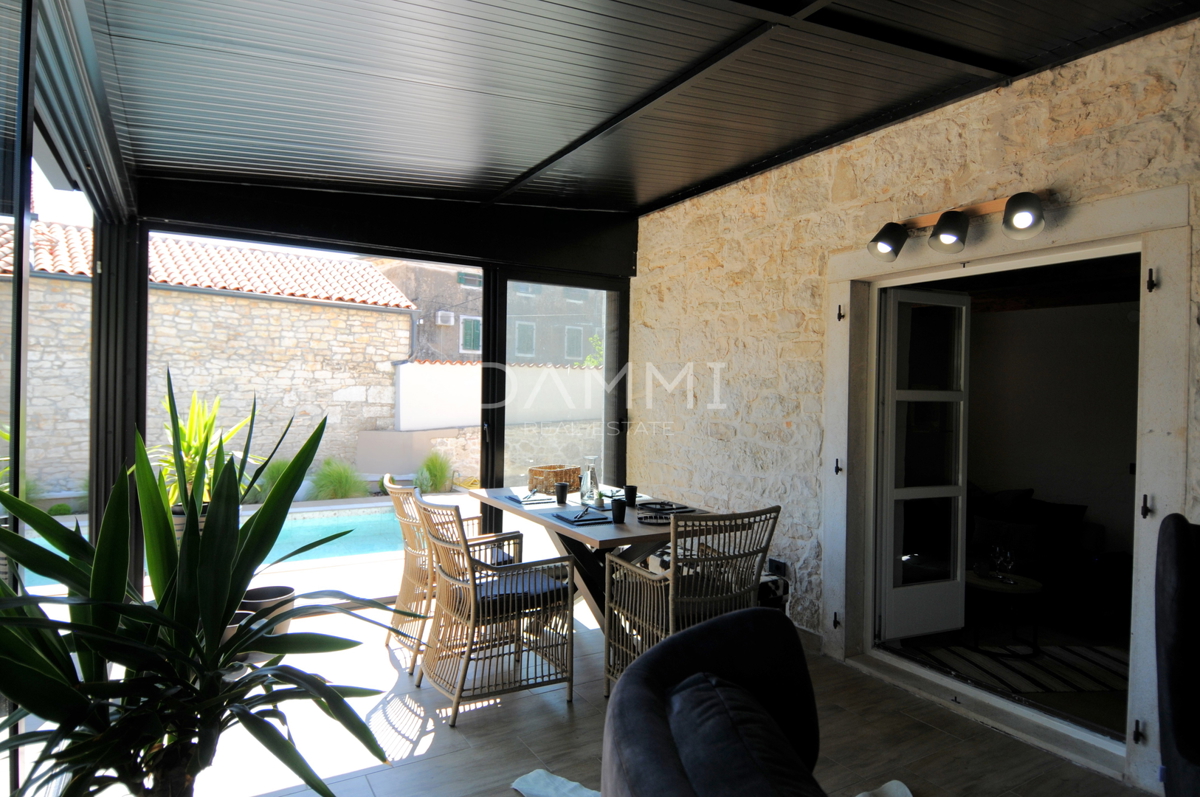 ISTRA, VIŠNJAN - KAMNITA ISTRSKA HIŠA S BAZENOM