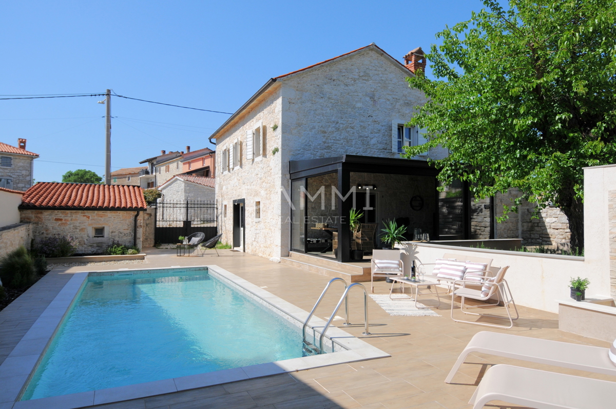 ISTRA, VIŠNJAN - KAMNITA ISTRSKA HIŠA S BAZENOM