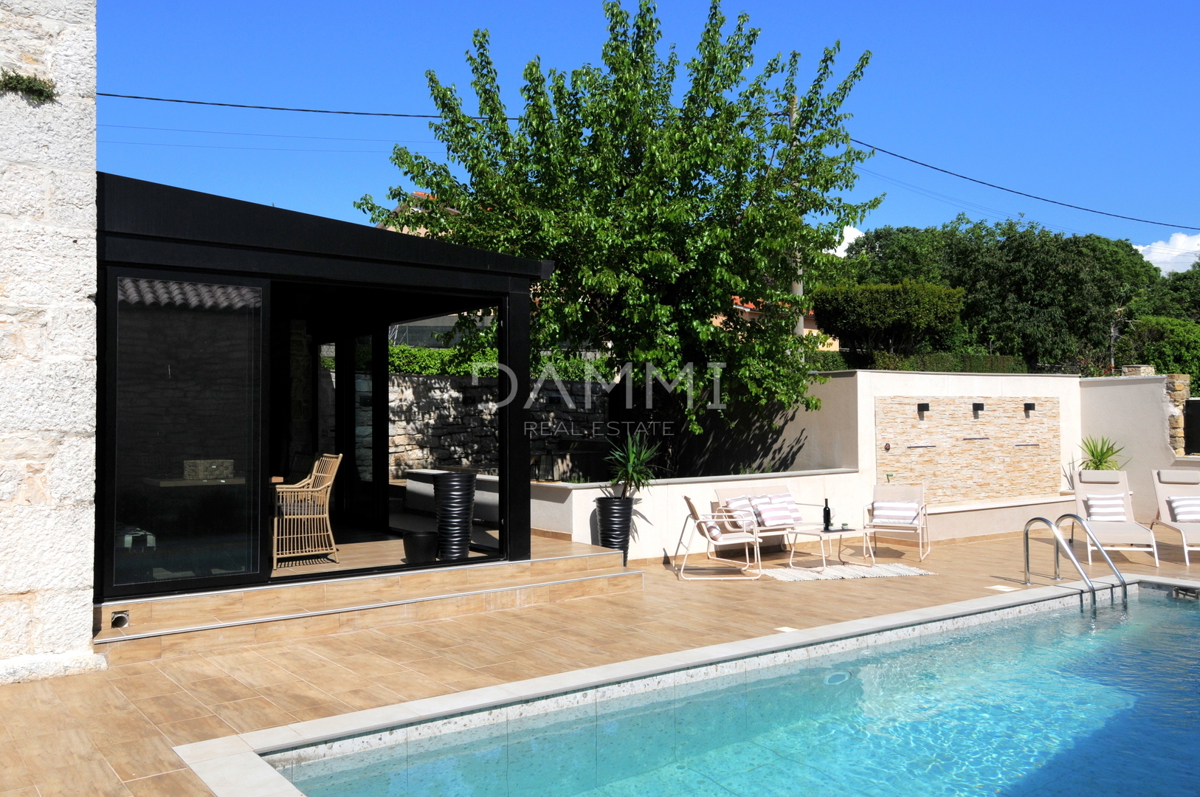 ISTRA, VIŠNJAN - KAMNITA ISTRSKA HIŠA S BAZENOM