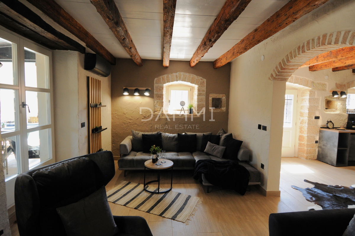 ISTRA, VIŠNJAN - KAMNITA ISTRSKA HIŠA S BAZENOM