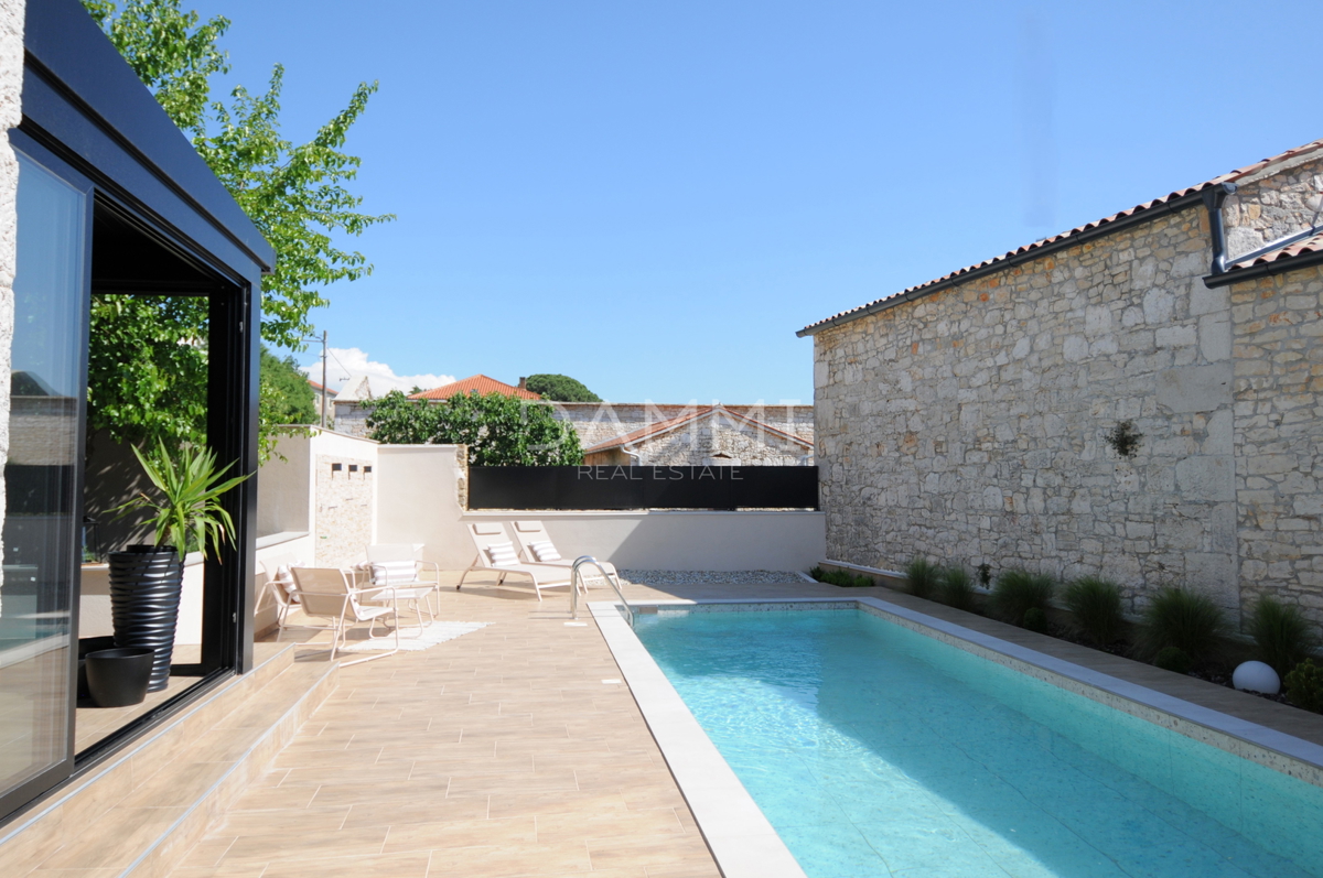 ISTRA, VIŠNJAN - KAMNITA ISTRSKA HIŠA S BAZENOM