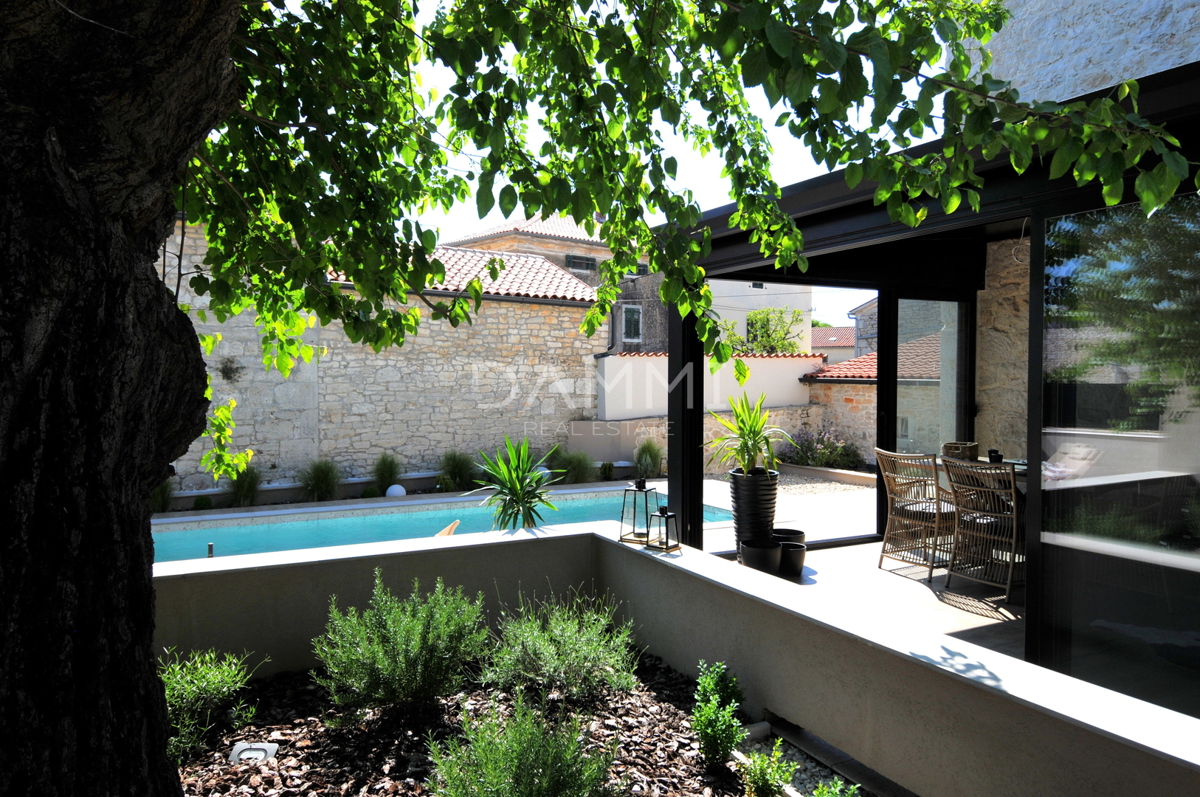 ISTRA, VIŠNJAN - KAMNITA ISTRSKA HIŠA S BAZENOM