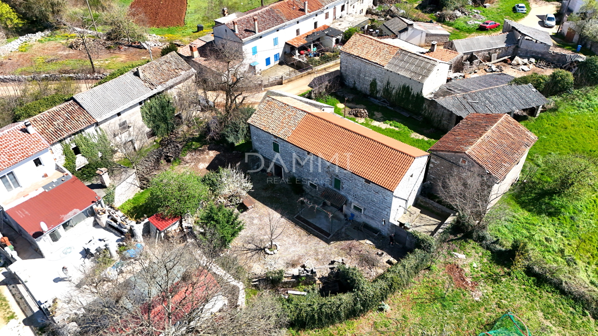 ISTRA, ŽMINJ - Tradicionalna kamnita hiša s parcelo 700 m2