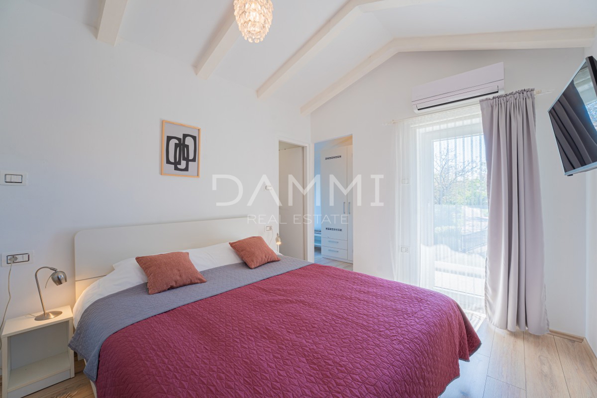 SREDIŠNJA ISTRA - Čudovita hiša s bazenom, obdana z naravo