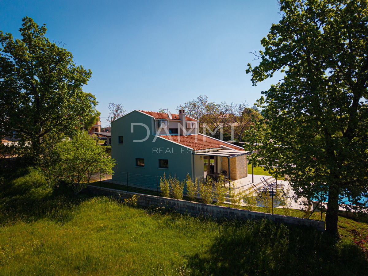 SREDIŠNJA ISTRA - Čudovita hiša s bazenom, obdana z naravo