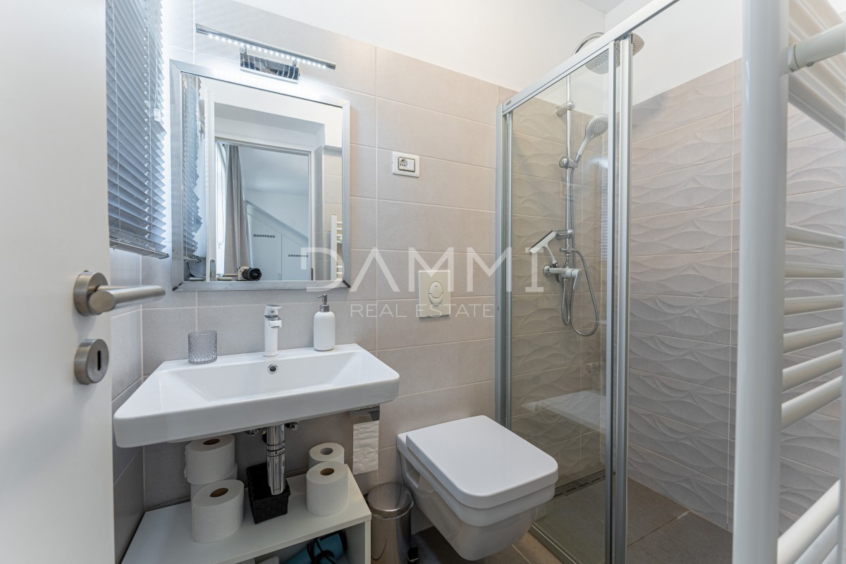 SREDIŠNJA ISTRA - Čudovita hiša s bazenom, obdana z naravo