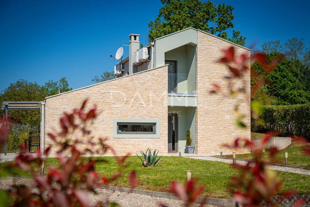 SREDIŠNJA ISTRA - Čudovita hiša s bazenom, obdana z naravo