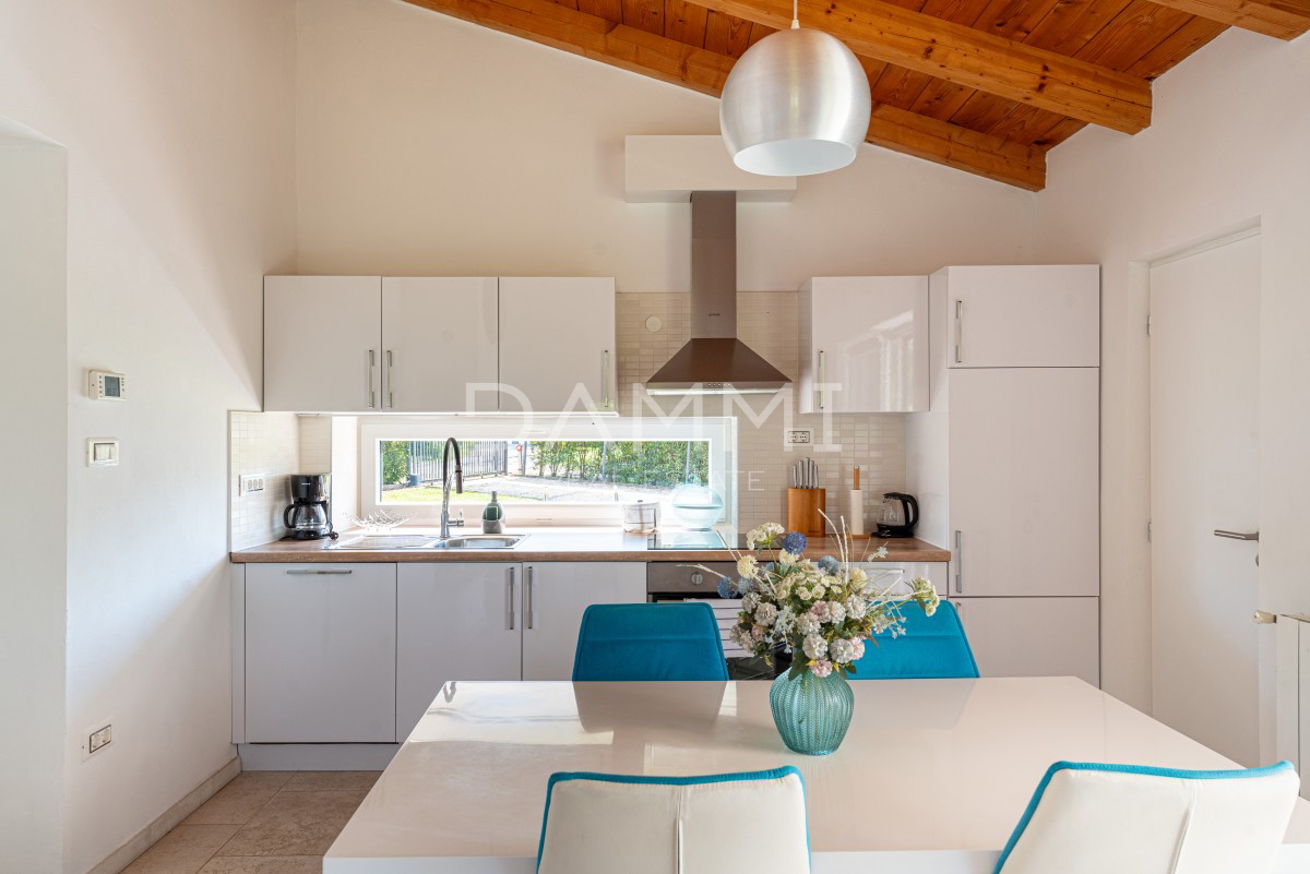 SREDIŠNJA ISTRA - Čudovita hiša s bazenom, obdana z naravo