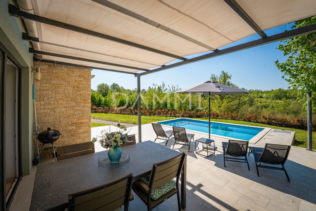 SREDIŠNJA ISTRA - Čudovita hiša s bazenom, obdana z naravo