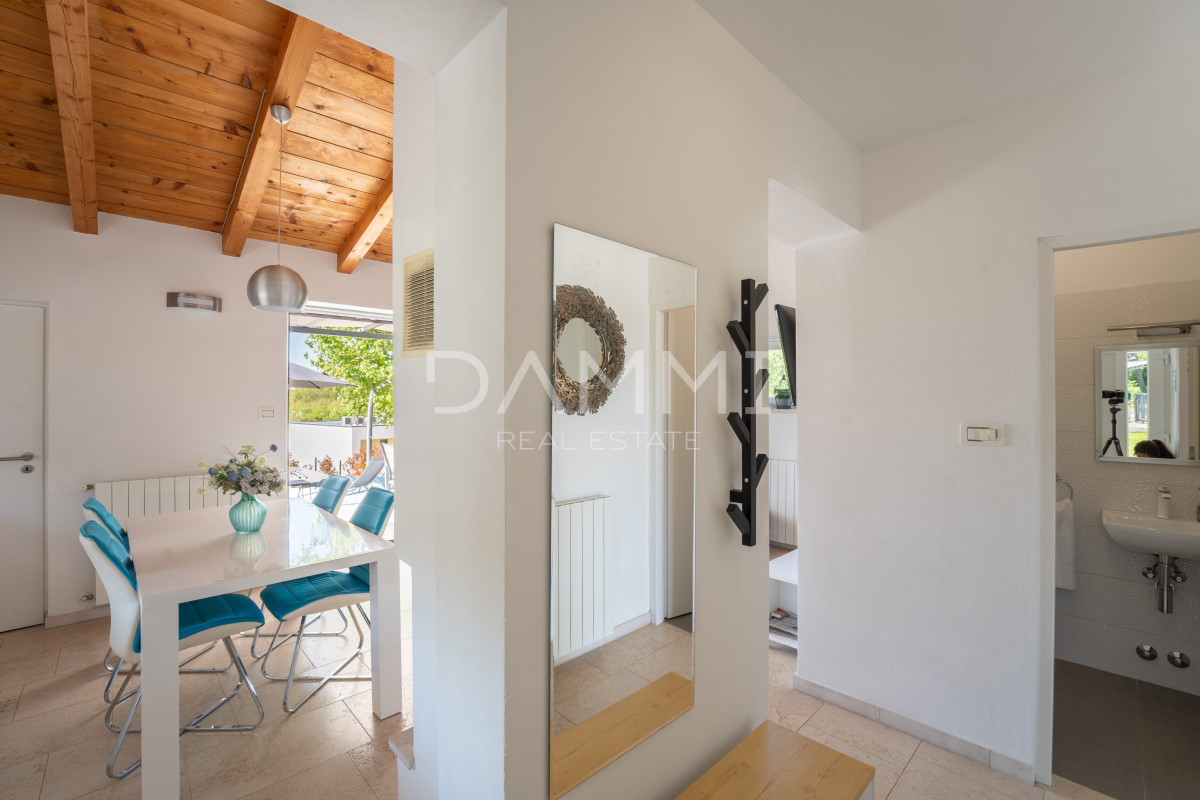 SREDIŠNJA ISTRA - Čudovita hiša s bazenom, obdana z naravo