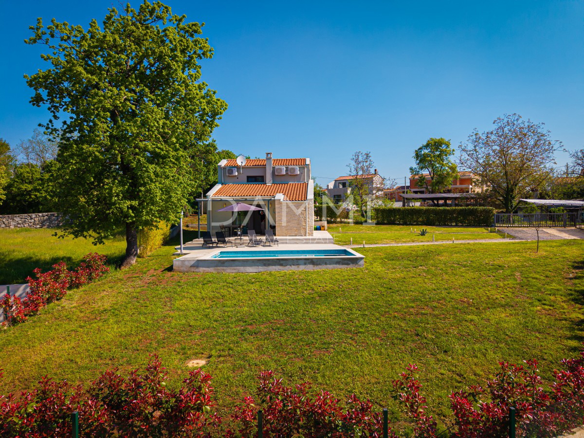 SREDIŠNJA ISTRA - Čudovita hiša s bazenom, obdana z naravo