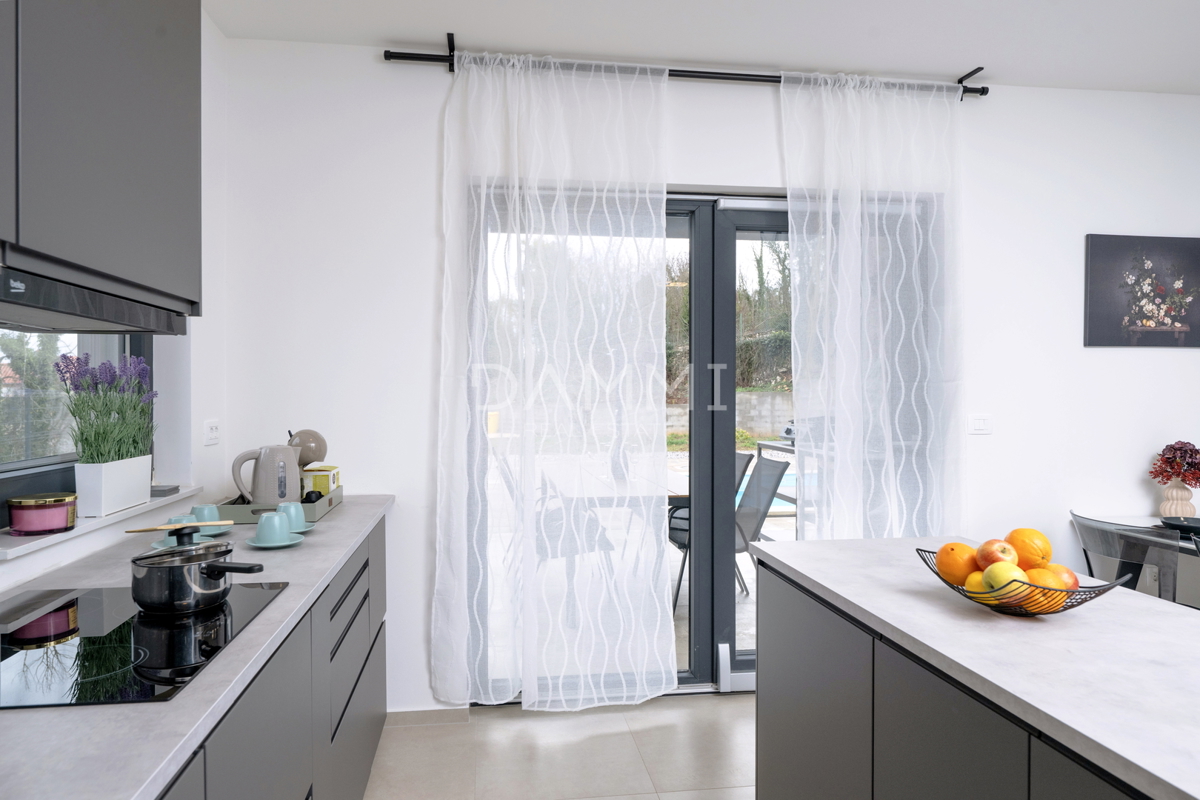 Istra, Rakalj - moderna vila z bazenom, pogled na morje