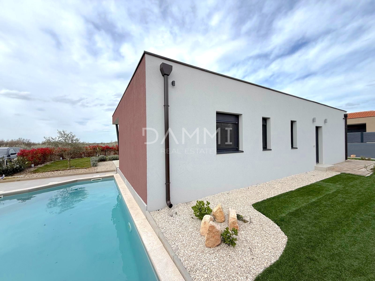 ISTRA, SVETI LOVREČ - MODERNA PRIZEMNICA Z BAZENOM V LEPEM OKOLJU