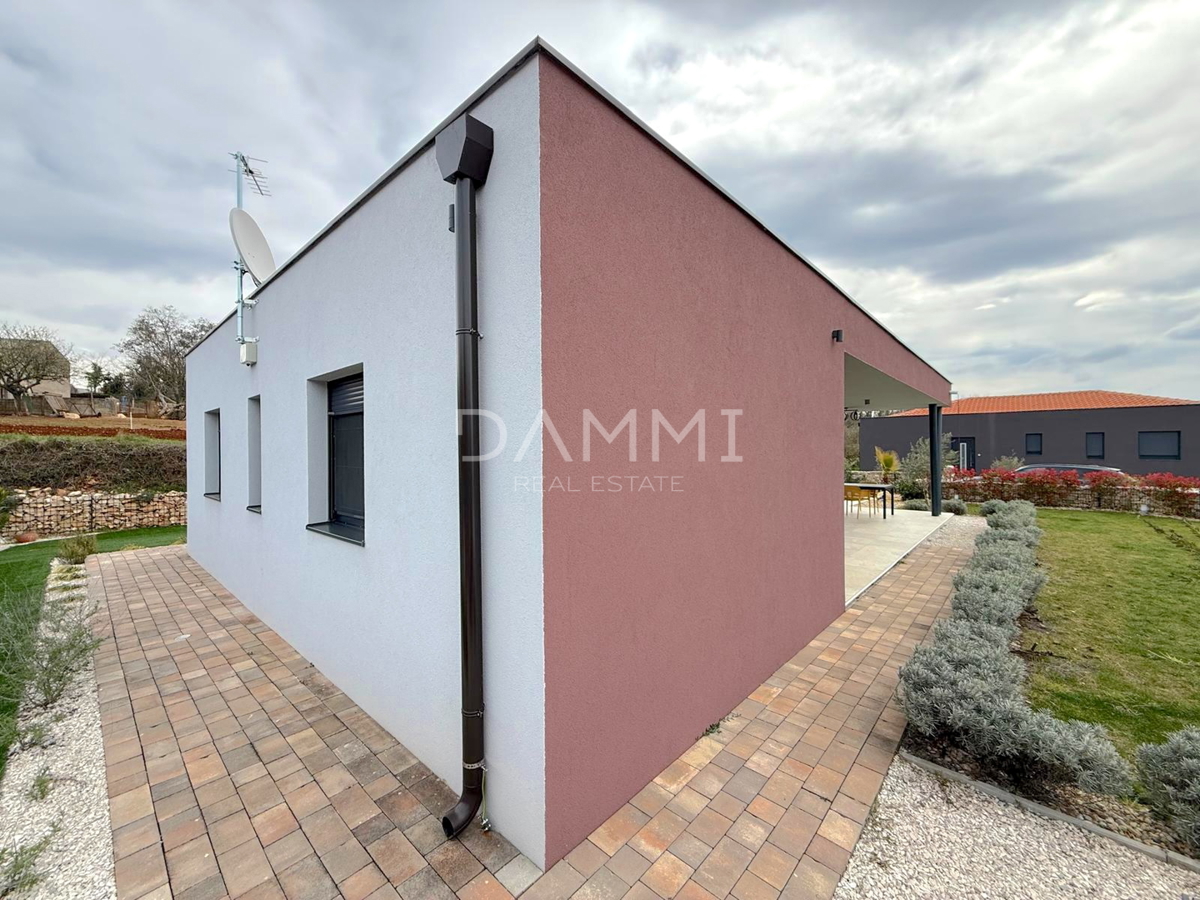 ISTRA, SVETI LOVREČ - MODERNA PRIZEMNICA Z BAZENOM V LEPEM OKOLJU