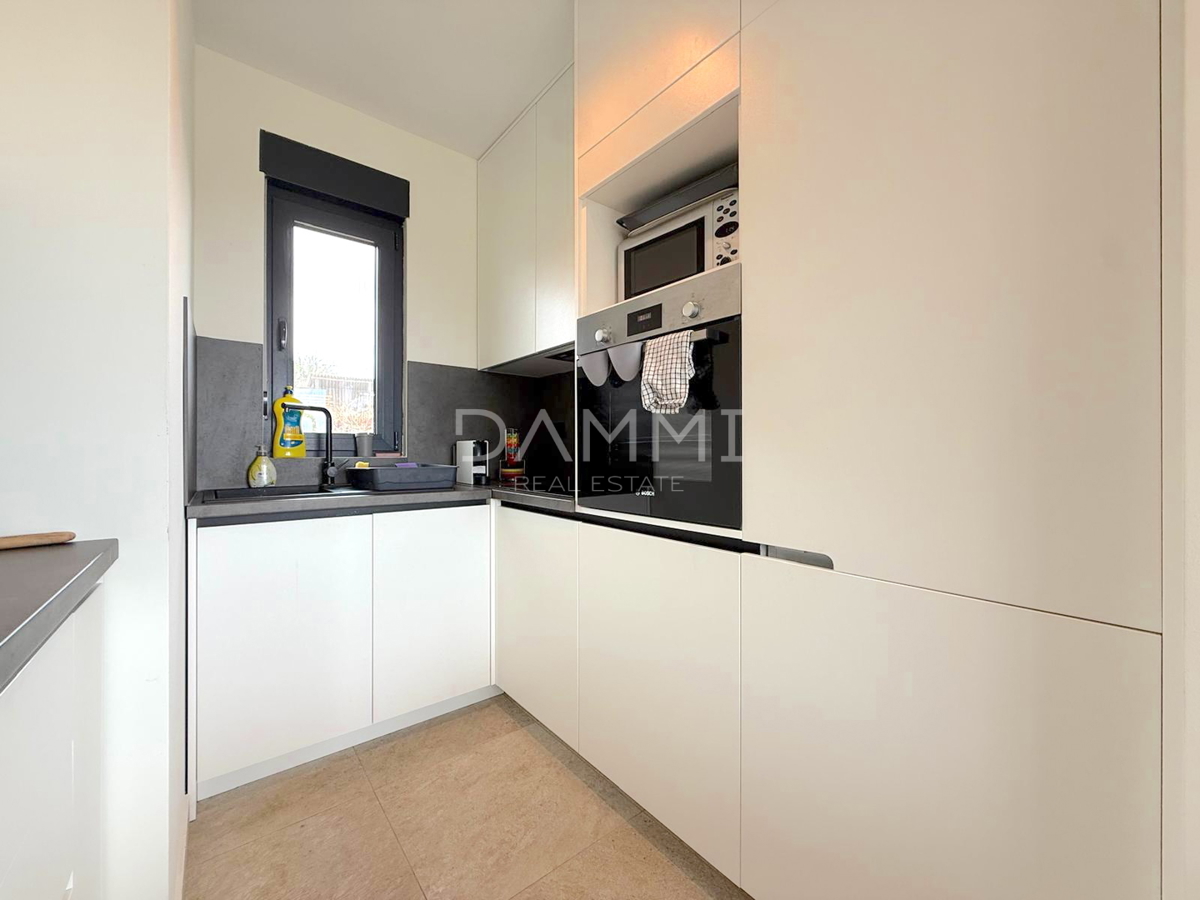 ISTRA, SVETI LOVREČ - MODERNA PRIZEMNICA Z BAZENOM V LEPEM OKOLJU