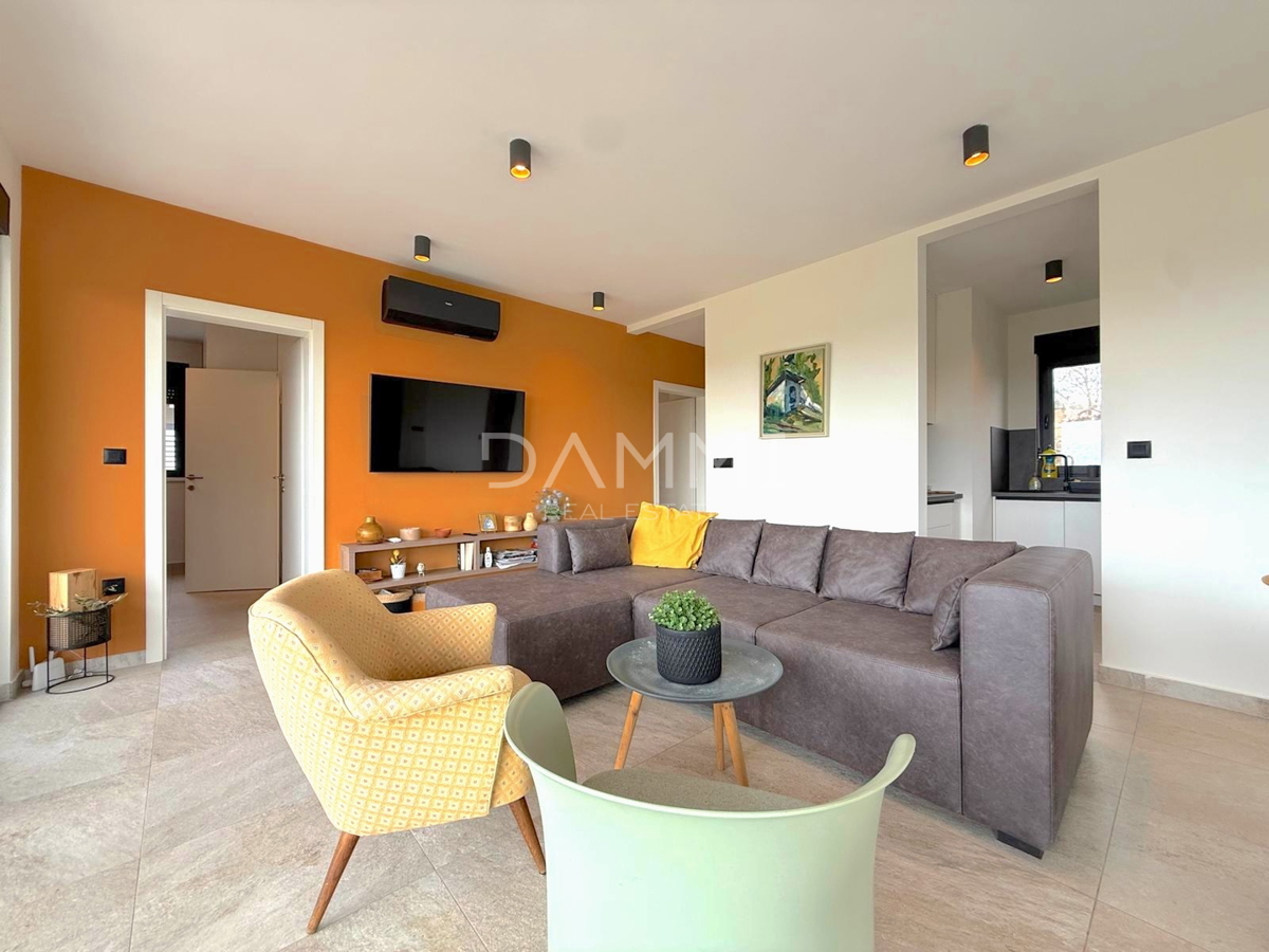 ISTRA, SVETI LOVREČ - MODERNA PRIZEMNICA Z BAZENOM V LEPEM OKOLJU