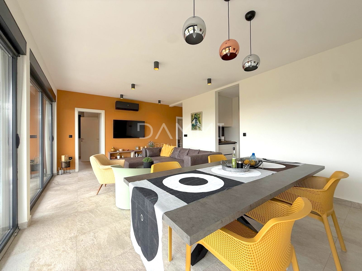 ISTRA, SVETI LOVREČ - MODERNA PRIZEMNICA Z BAZENOM V LEPEM OKOLJU