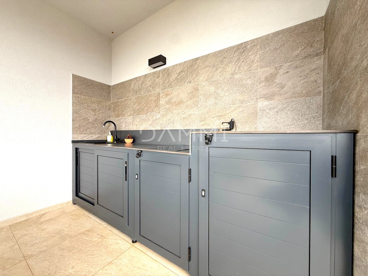 ISTRA, SVETI LOVREČ - MODERNA PRIZEMNICA Z BAZENOM V LEPEM OKOLJU