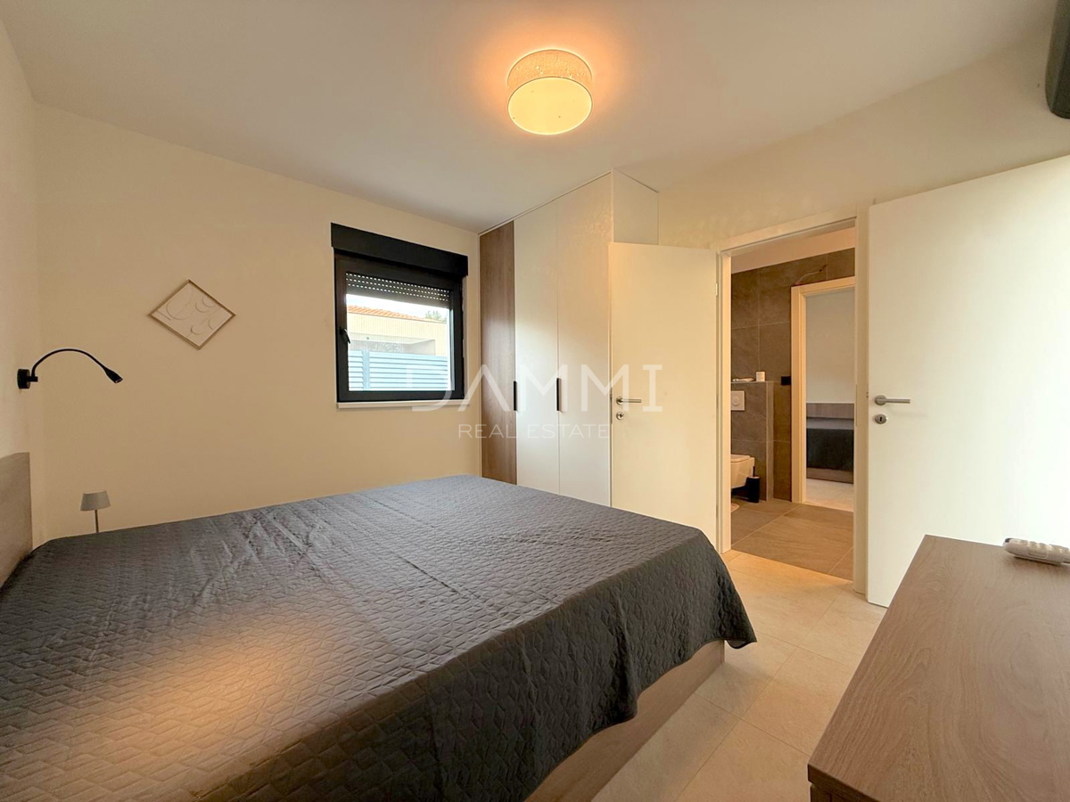 ISTRA, SVETI LOVREČ - MODERNA PRIZEMNICA Z BAZENOM V LEPEM OKOLJU