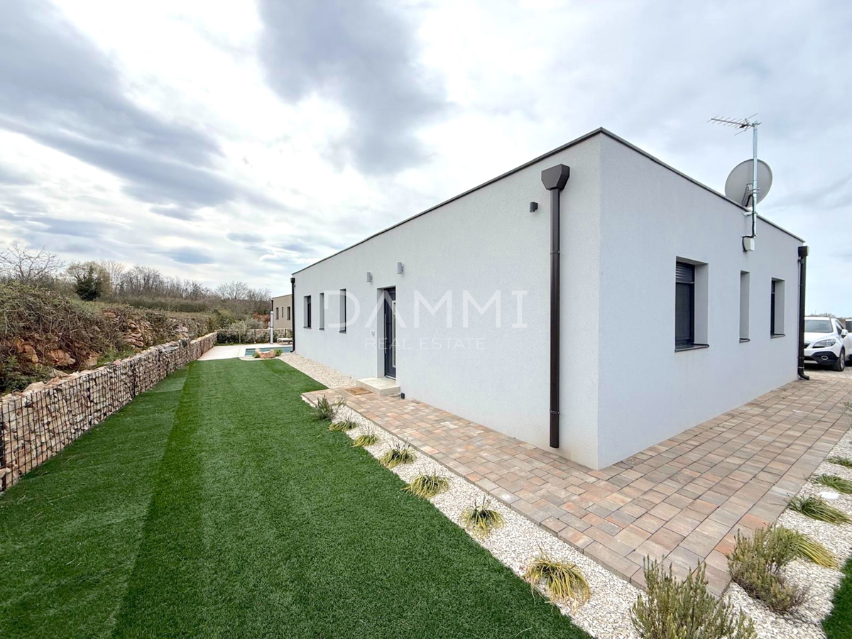 ISTRA, SVETI LOVREČ - MODERNA PRIZEMNICA Z BAZENOM V LEPEM OKOLJU