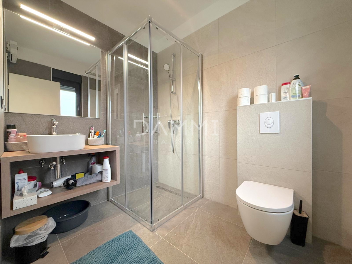 ISTRA, SVETI LOVREČ - MODERNA PRIZEMNICA Z BAZENOM V LEPEM OKOLJU