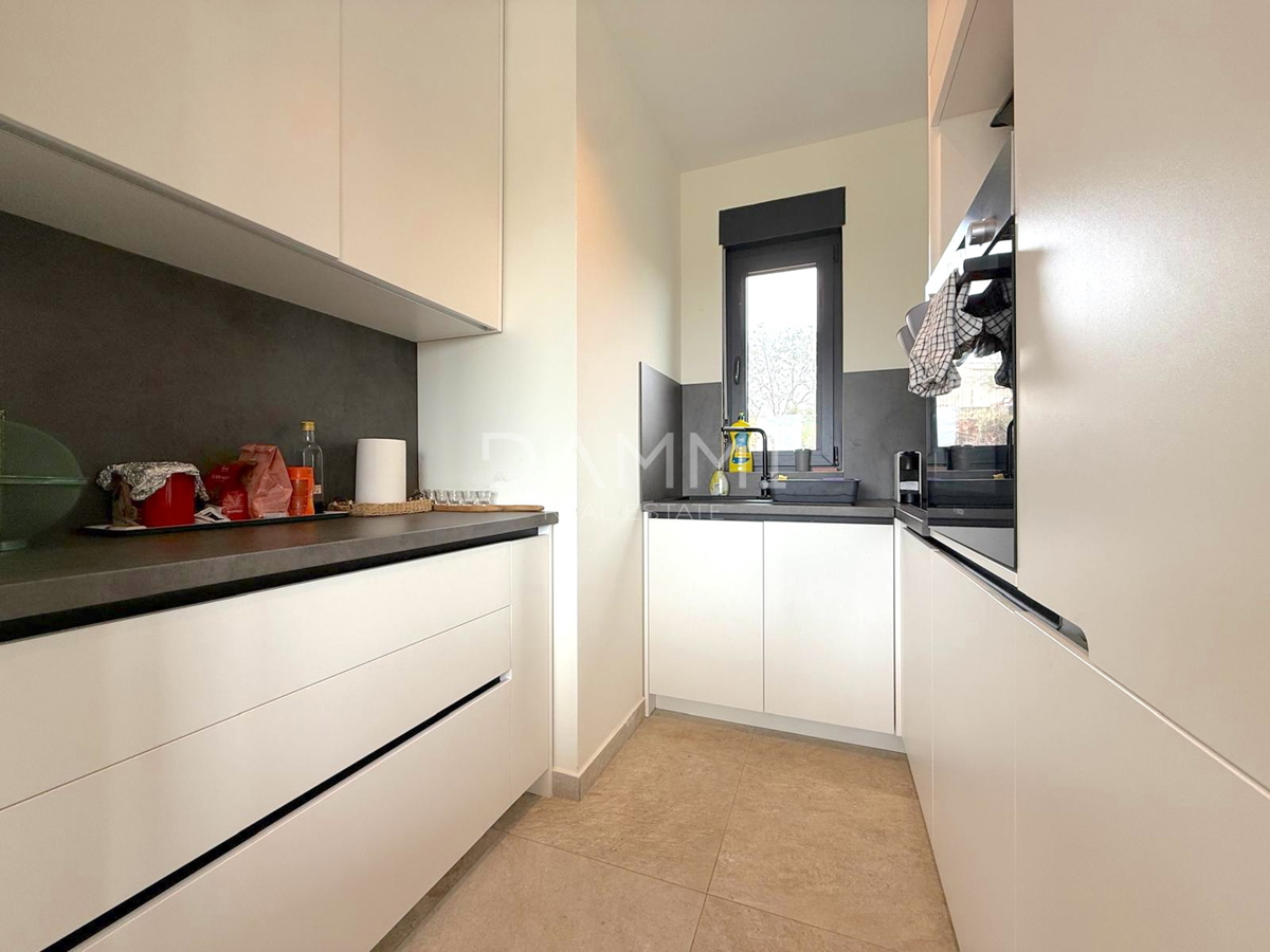 ISTRA, SVETI LOVREČ - MODERNA PRIZEMNICA Z BAZENOM V LEPEM OKOLJU